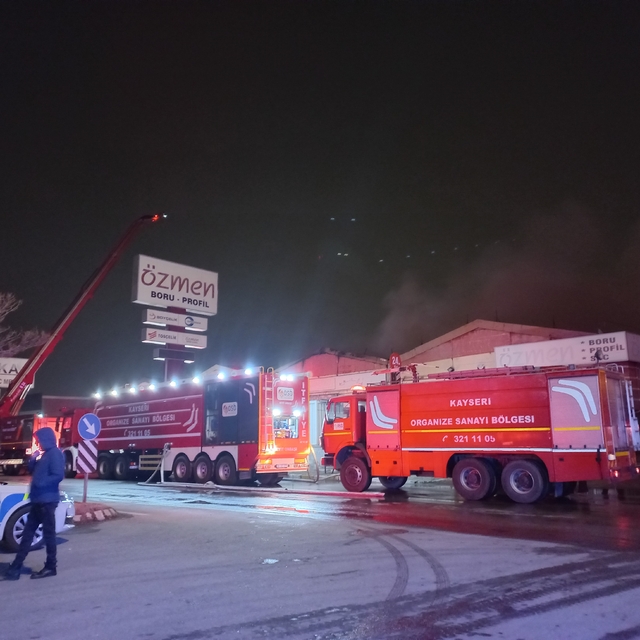 Kayseri Organize Sanayi Bölgesinde boru profil fabrikasında yangın (2)