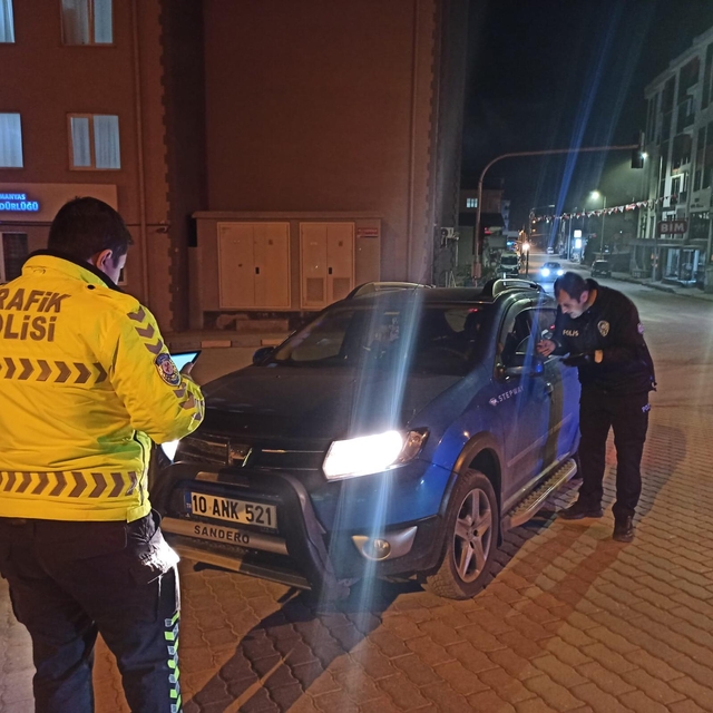 Balıkesir'de yılbaşı öncesi yapılan denetimlerde, aranan 12 kişi yakalandı