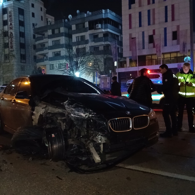 Bursa'da ters yönde giden otomobil TIR ile çarpıştı: 2 yaralı