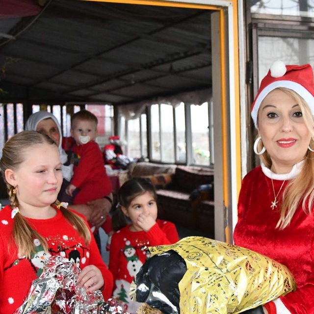 Tekirdağ'da çocukların 'Noel ablası', her yıl kapı kapı gezip hediye dağıtı...