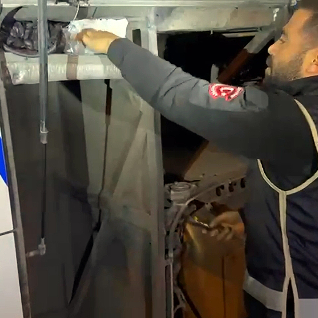 Yolcu otobüsünün motor bölümünden 4,2 milyon lira değerinde kaçak cep telef...