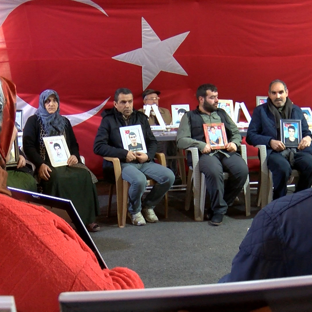 Diyarbakır'da evlat nöbetindeki aileler yeni yılda umutla çocuklarını bekli...