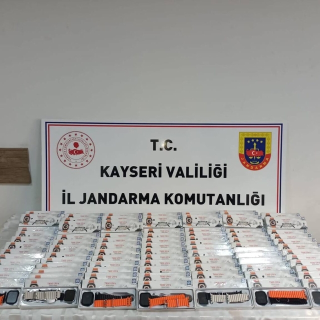 Kayseri'de jandarma 121 kaçak akıllı saat ele geçirdi