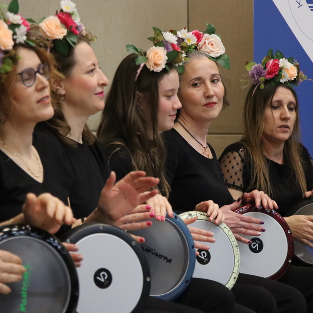 Kırklareli'nde darbuka eğitimi alan anne ve kızı aynı sahnede ritim tutuyor