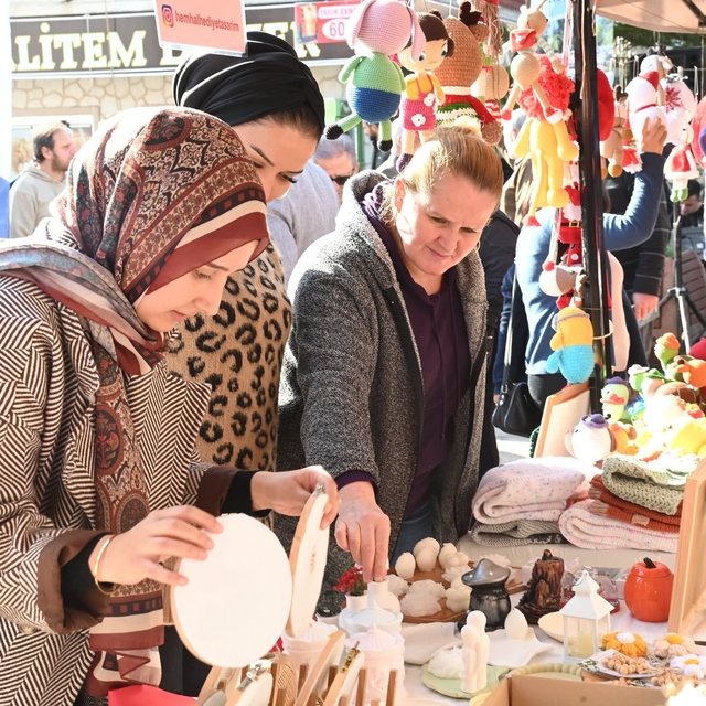 Anamur'da yılbaşı pazarı açıldı