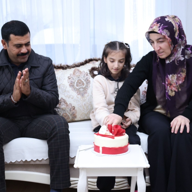 Hatay'da depremzede çocuğa doğum günü sürprizi