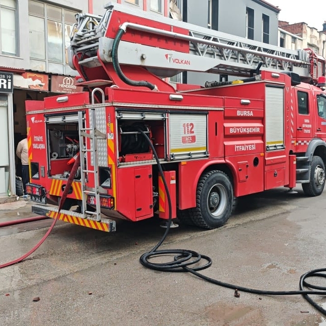 Bursa'da mobilya imalathanesinde çıkan yangın söndürüldü