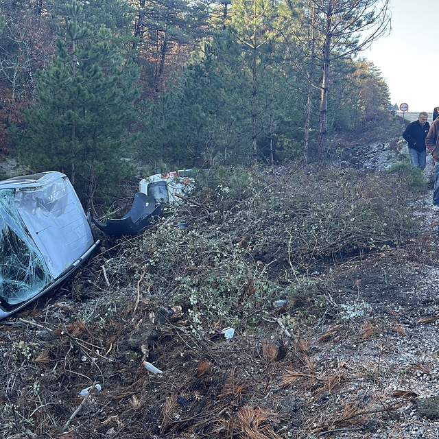 Çan'da buzlanan yolda 2 araç kontrolden çıktı, 2 kişi yaralandı
