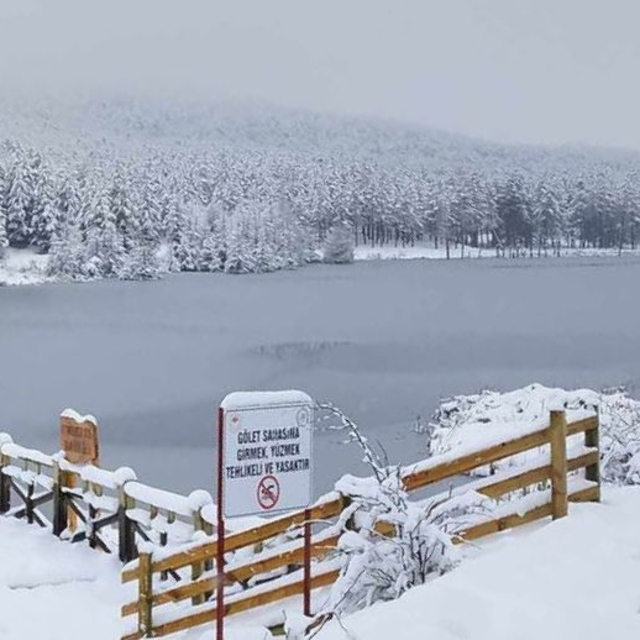 Akdağ'daki baraj göletinin yüzeyi buz tuttu