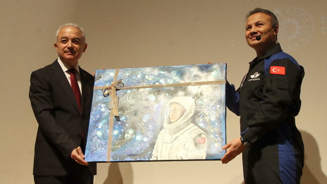 Türkiye'nin ilk astronotu Alper Gezeravcı, Kırklareli'nde öğrencilerle buluştu