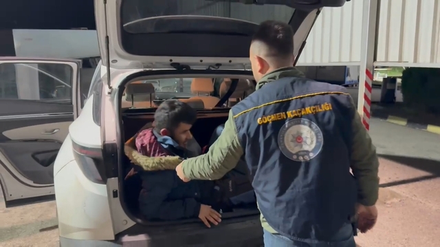 Osmaniye'de otomobilden 2'si bagajda, 8 kaçak göçmen çıktı