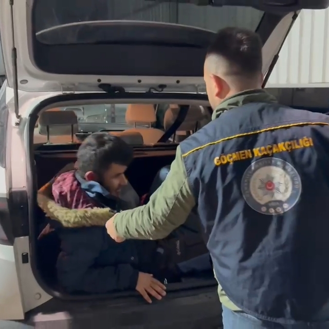 Osmaniye'de otomobilden 2'si bagajda, 8 kaçak göçmen çıktı