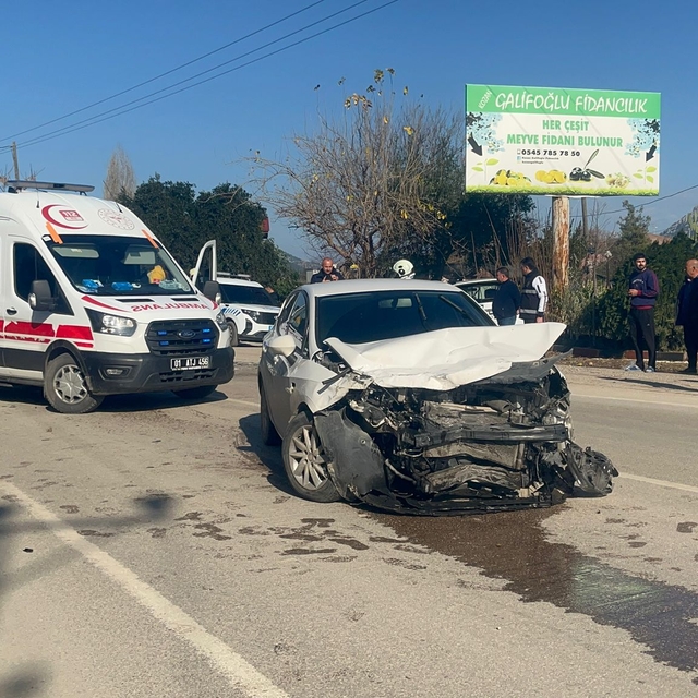 Adana'da cip ile otomobilin çarpıştığı kazada 4 kişi yaralandı