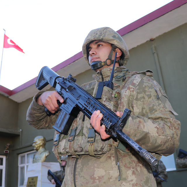 Dosta güven, düşmana korku veren 'hudut kartalları' yeni yılı elleri tetikt...