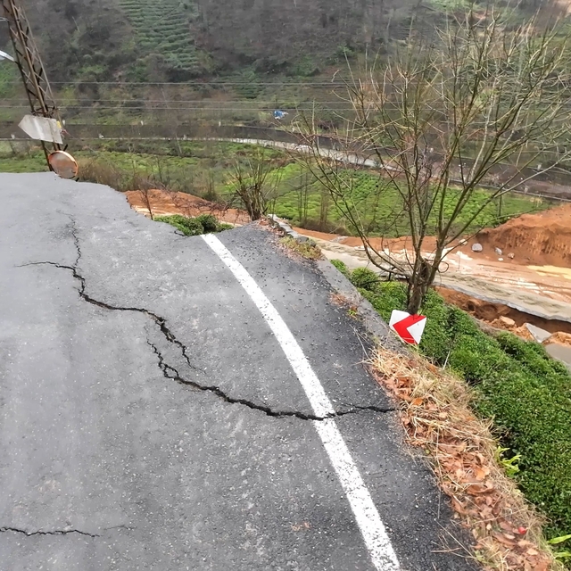 Rize'de heyelanda köy yolu çöktü