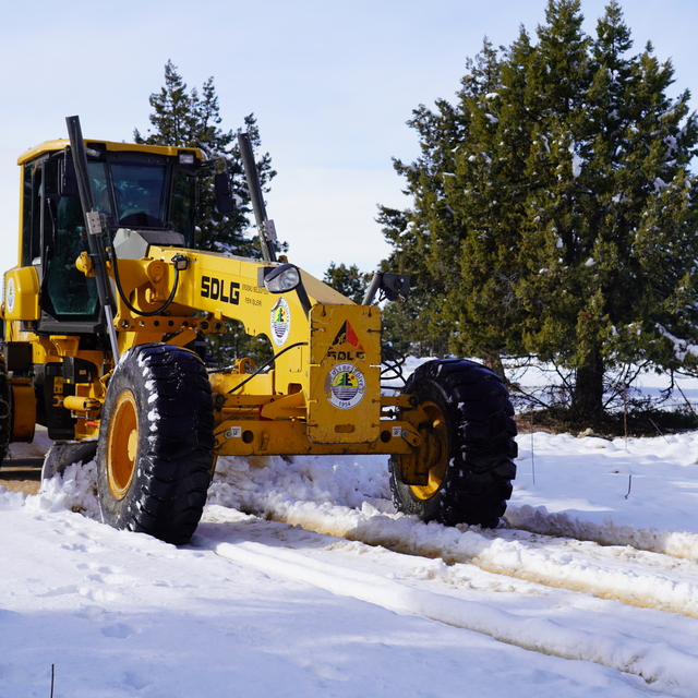 Erdemli'de kardan kapanan yollar açıldı