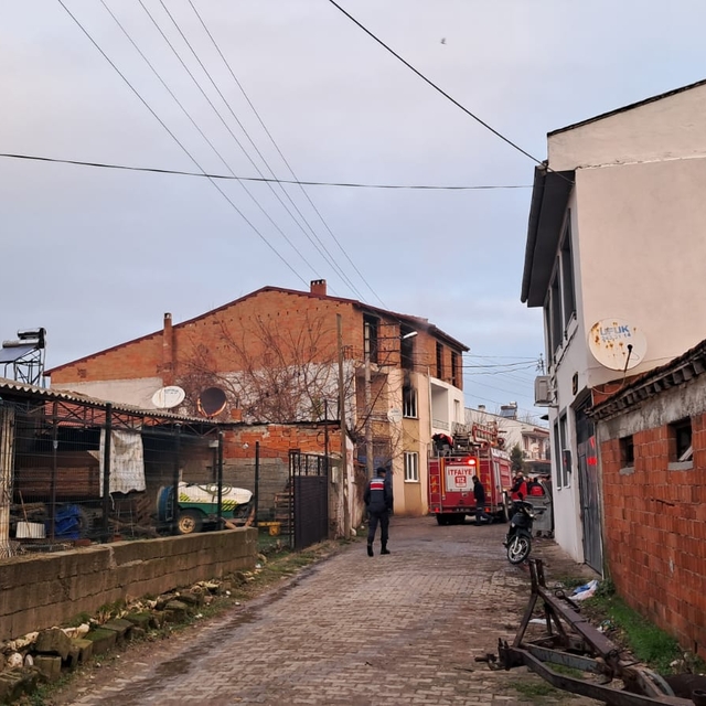 Balıkesir'deki ev yangınında mahsur kalan kardeşleri itfaiye kurtardı