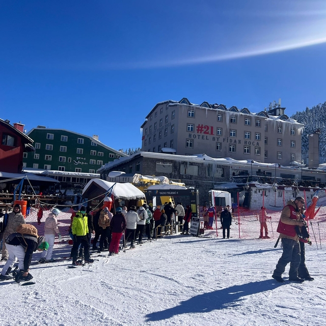 Kar kalınlığının 63 santimetre olduğu Uludağ'da 'yılbaşı' yoğunluğu