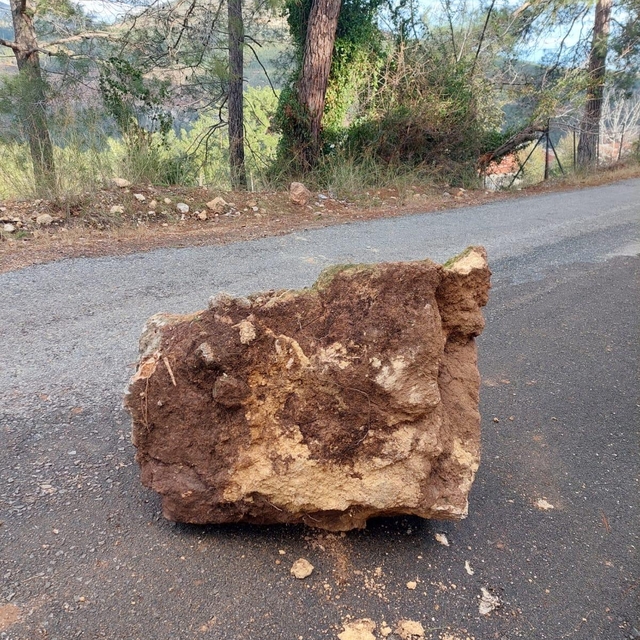 Tarsus'ta yola yuvarlanan kaya parçaları temizlendi