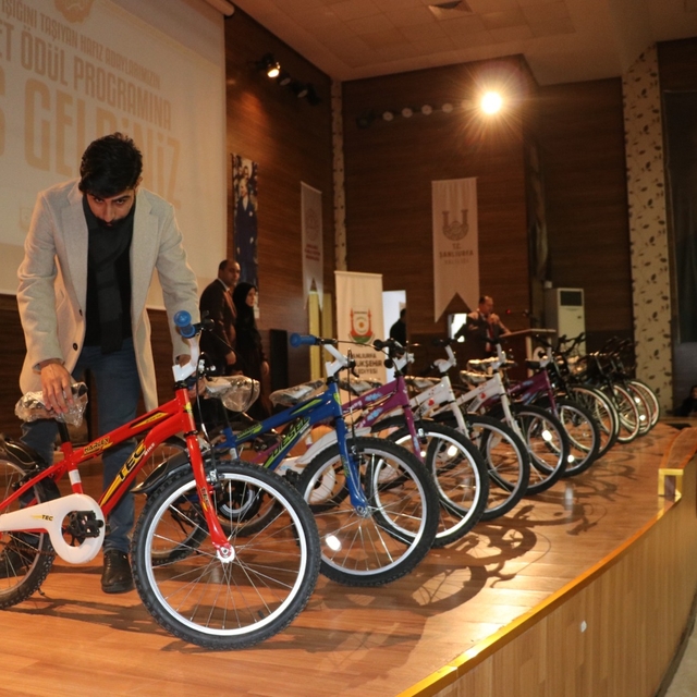 Şanlıurfa'da 200 hafız adayına bisiklet hediye edildi