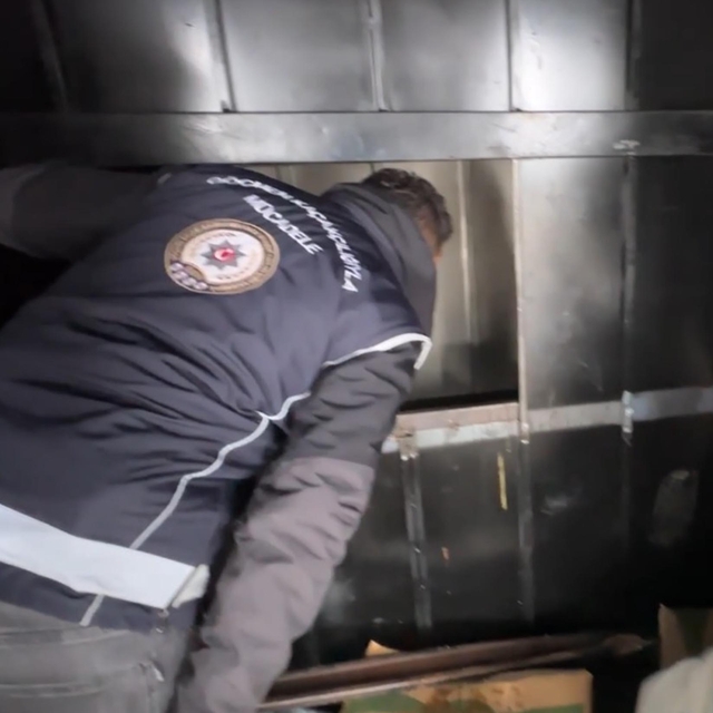 Kamyonetteki gizli bölmeden 9 kaçak göçmen çıktı