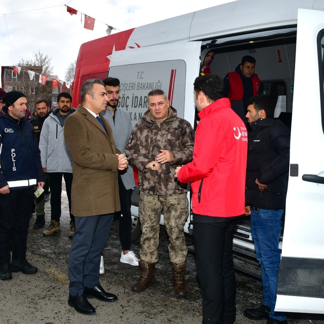 Ardahan Valisi Çiçek, "Mobil Göç Noktası Aracı"nda incelemelerde bulundu