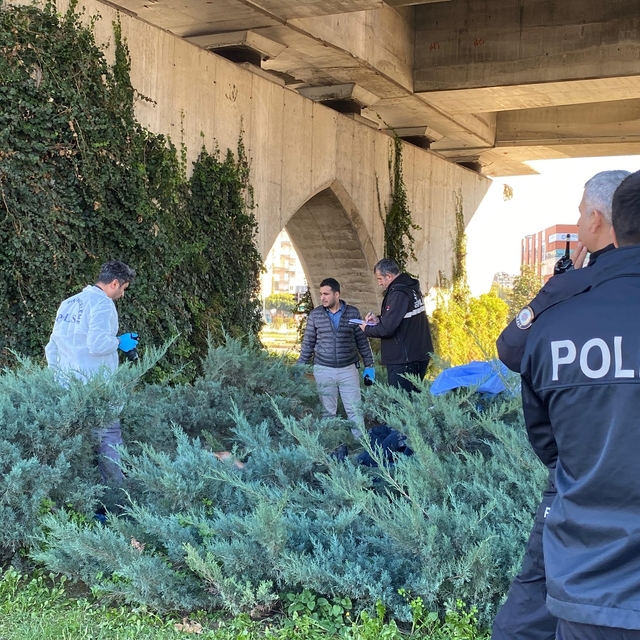 Antalya'da üst geçidin altında battaniyeye sarılı ceset bulundu