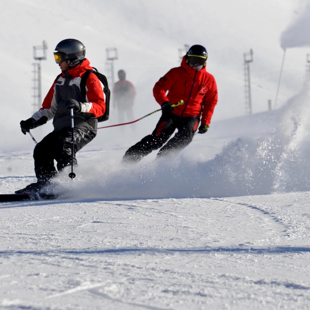 Yılın son gününü Palandöken'de kayarak geçirdiler