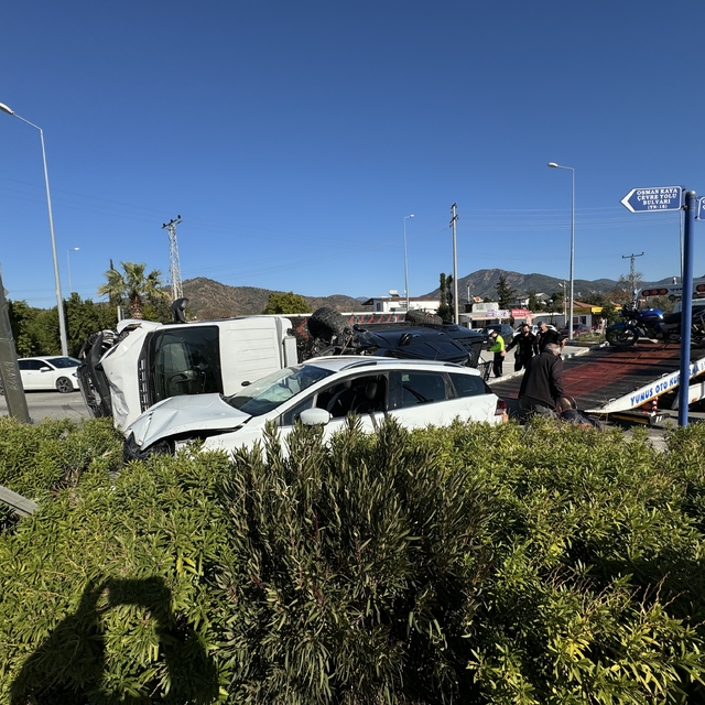 Fethiye'de çekiciyle çarpışan otomobildeki 3 kişi yaralandı