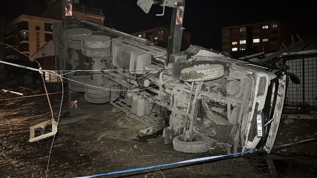 Karabük'te devrilen vincin operatörü yaralandı