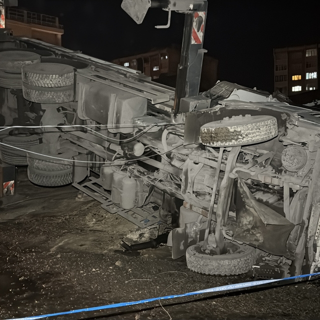 Karabük'te devrilen vincin operatörü yaralandı