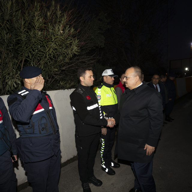 Aydın Valisi Canbolat, uygulama noktalarında vatandaşların yeni yılını kutl...