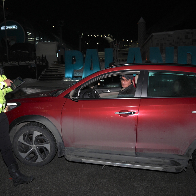 Erzurum polisi dondurucu soğukta yılbaşı denetiminde