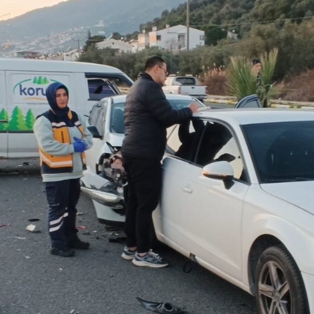 Balıkesir'de 5 aracın karıştığı zincirleme kazada 4 kişi yaralandı