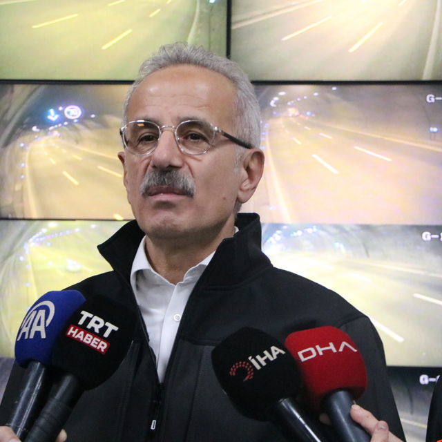 Bakan Uraloğlu: İstanbul Havalimanında aynı anda 3 uçağın iniş ve kalkış ya...