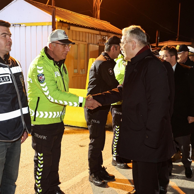 Bursa Valisi Erol Ayyıldız, yılbaşında çalışan güvenlik güçlerini ziyaret e...