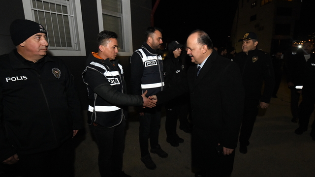 Kastamonu Valisi Dallı yılbaşı gecesi görev yapan personeli ziyaret etti
