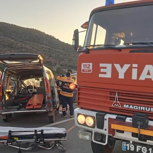 Çorum'da hafif ticari araçların çarpışması sonucu 1 kişi yaralandı
