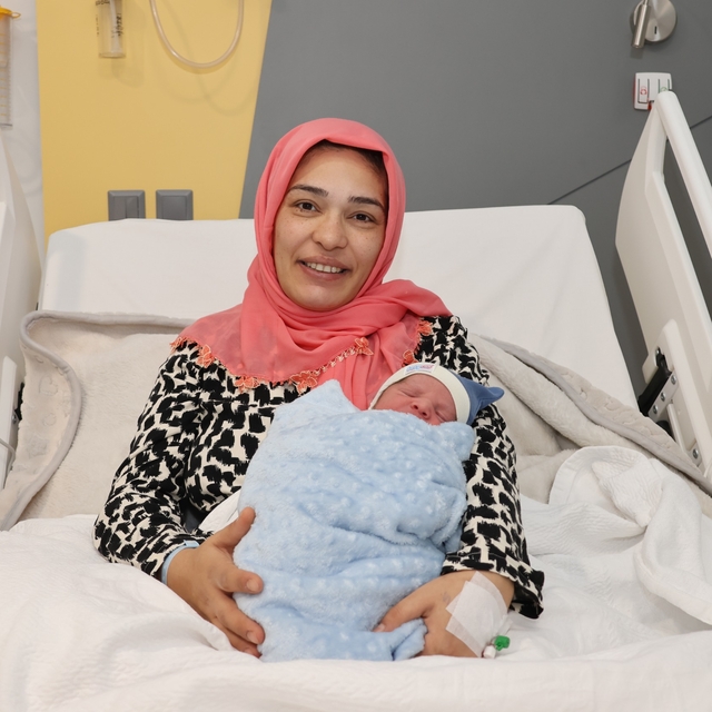 İzmir'de yeni yılın ilk bebeği  Mahir Deniz oldu