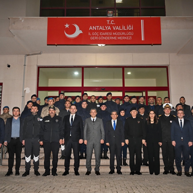 Antalya Valisi Şahin, yılın son akşamı görev başındaki personeli ziyaret et...