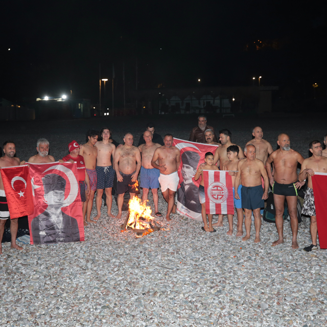 Antalya'da bazı vatandaşlar 2025'i denize girerek karşıladı