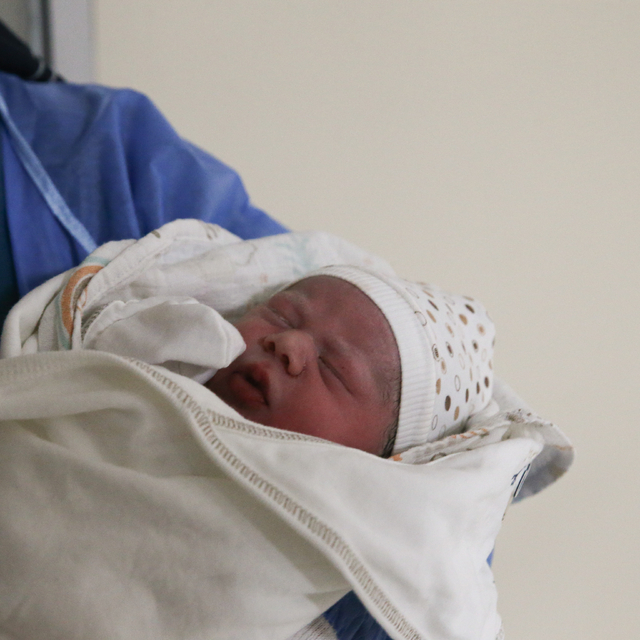 Tokat'ta yeni yılın ilk bebeği  "Göktuğ" annesiyle aynı gün doğdu