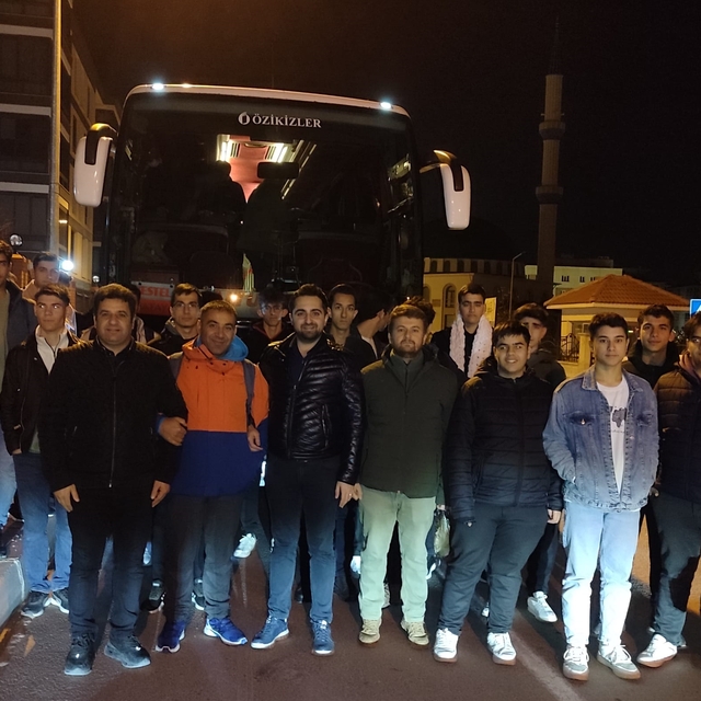 İzmir'de bir grup STK üyesi, "Galata Köprüsü"ndeki eyleme katılmak için yol...