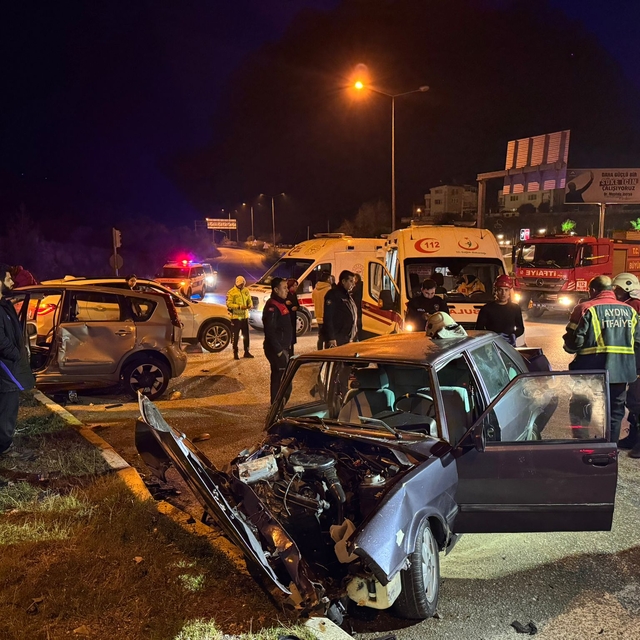 Aydın'da iki otomobilin çarpıştığı kazada 5 kişi yaralandı