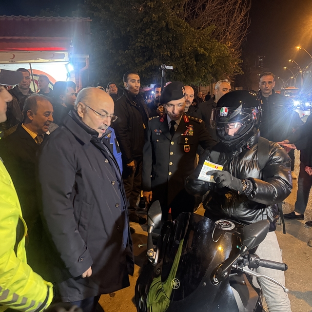 Adana'da yılbaşı gecesi 5 bin 555 polis sokaklarda huzuru sağladı