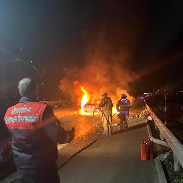 İzmir'de yeni yılın ilk dakikalarında otomobili alev alev yandı