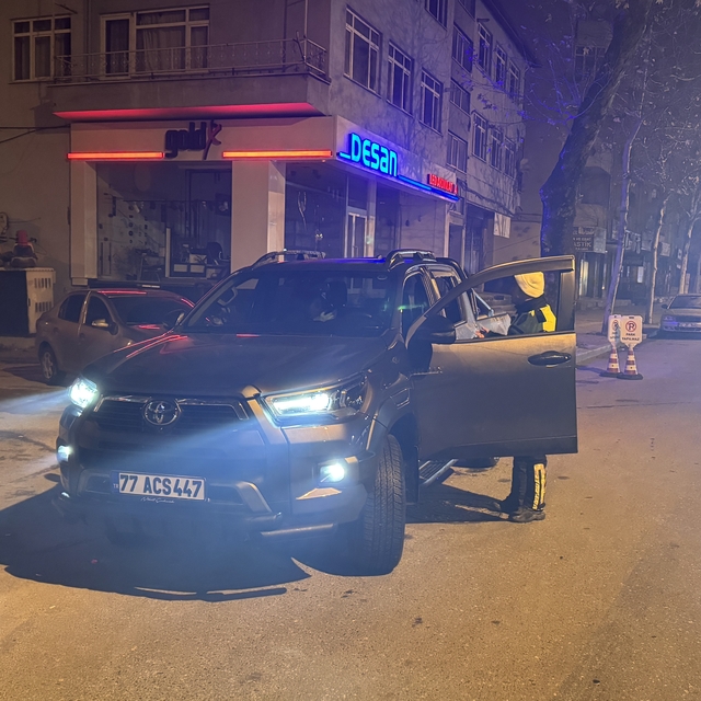 Sakarya'da polisin uygulama yaptığını gören sürücü aracını bırakıp kaçtı