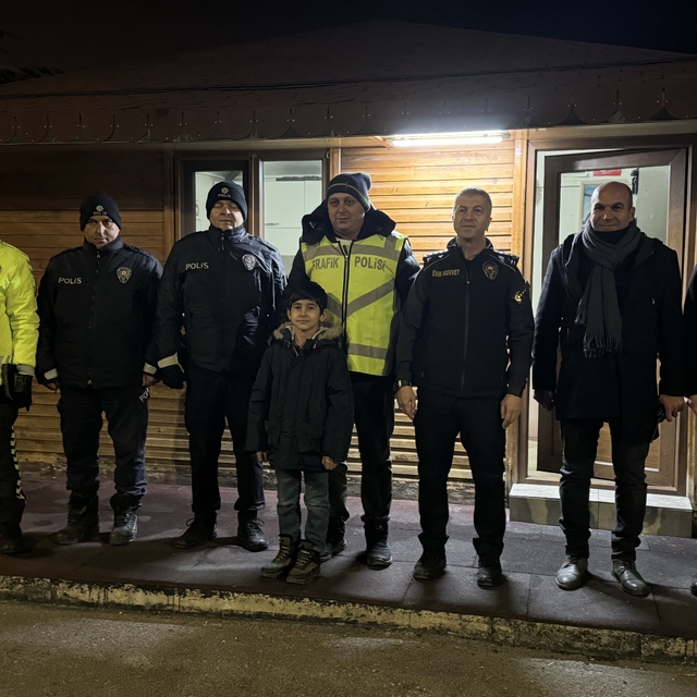 Karaman'da ilkokul öğrencisi yılbaşında görevli polislere bu yıl da çikolat...