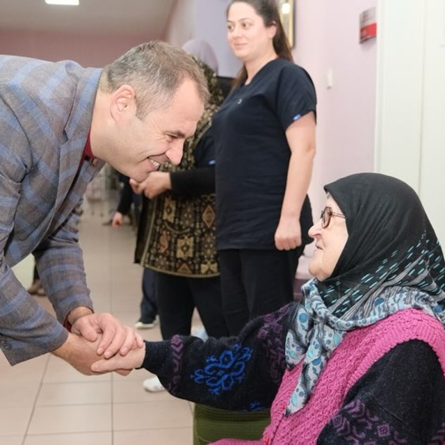 Kırklareli Belediye Başkanı Bulut, huzurevini ziyaret etti