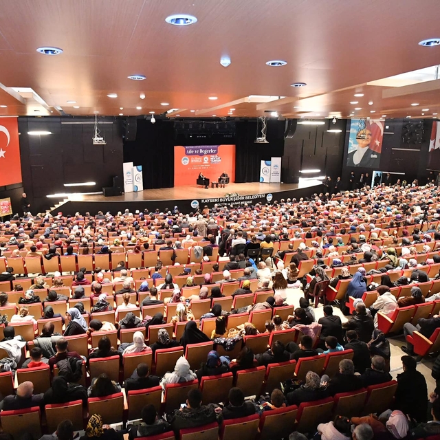 Kayseri'de "Aile ve Değerler" konferansı verildi